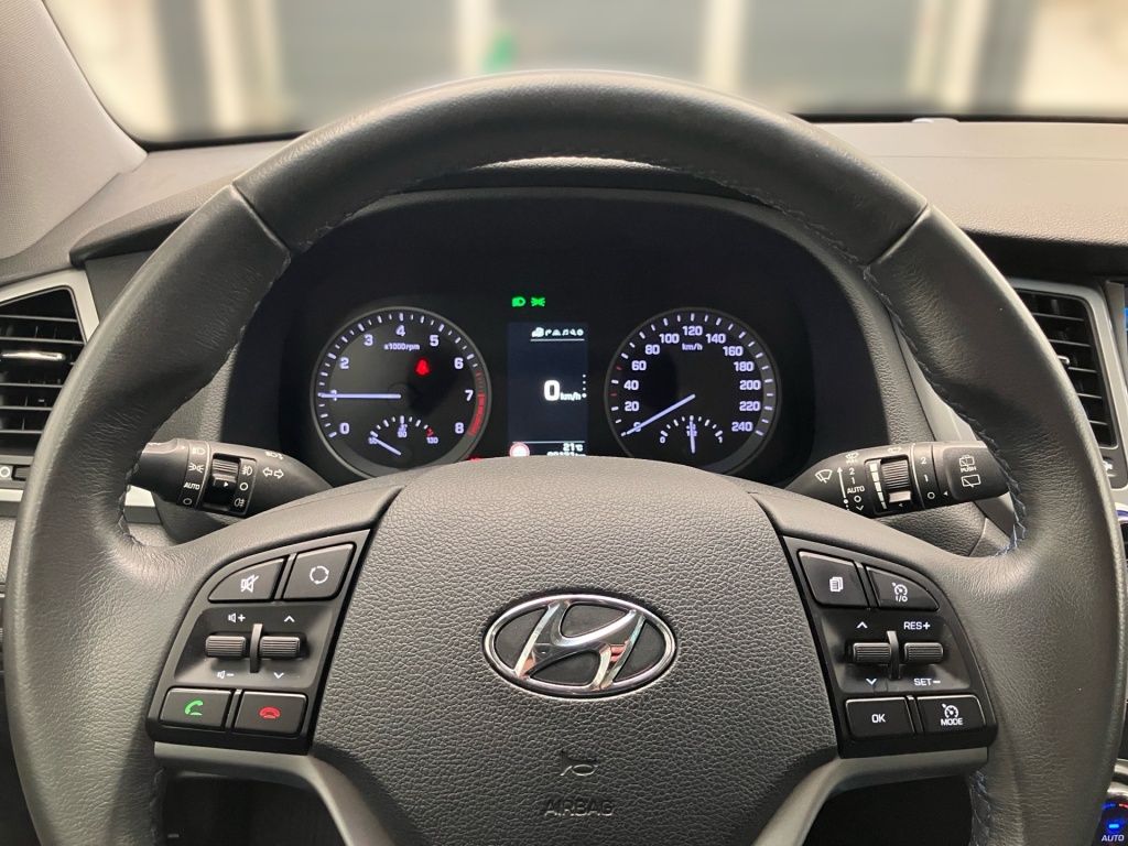 Fahrzeugabbildung Hyundai Tucson 1.6 Trend 2WD 2xKlima 4xSHZ Facelift Kam.