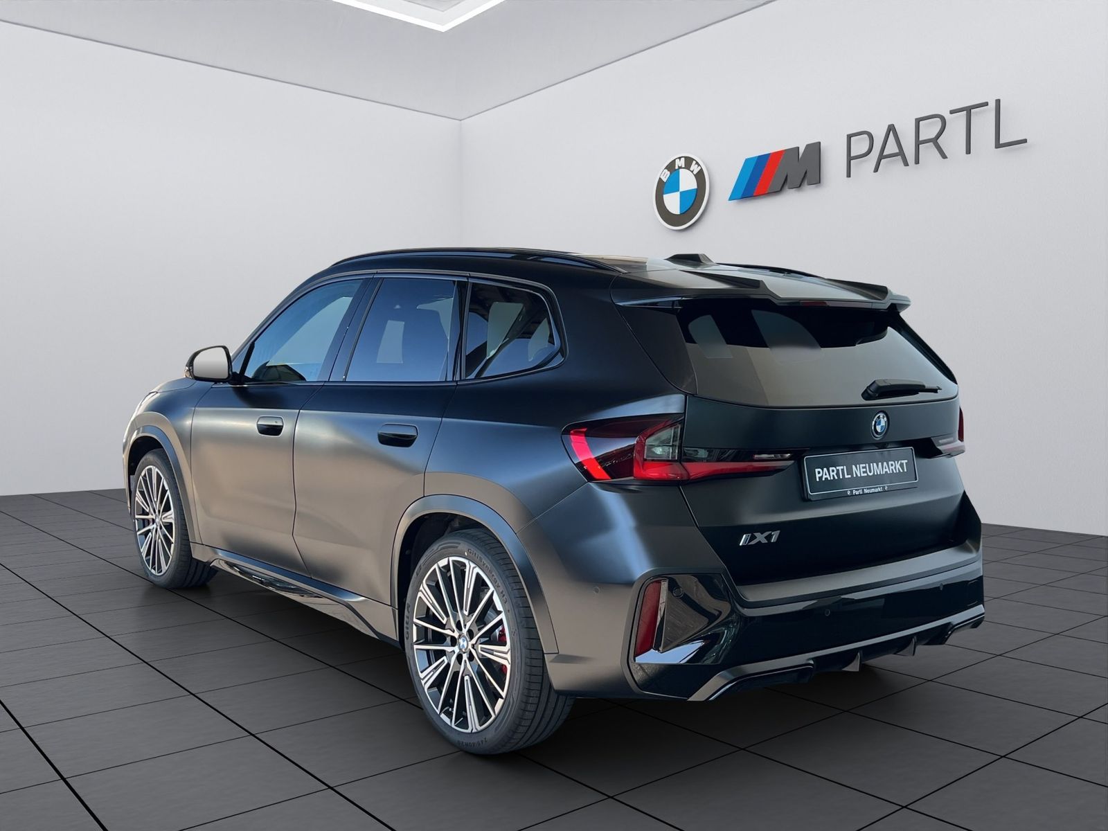 BMW iX1 xDrive30 M Sportpaket Pro adapLED PANO AHK H imagem 3