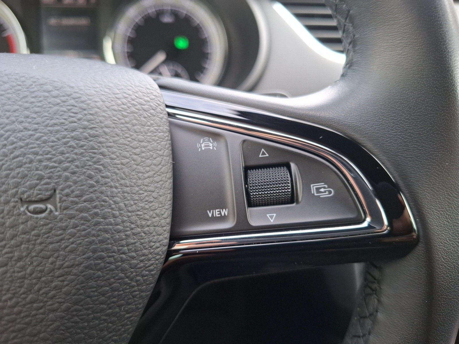 Fahrzeugabbildung SKODA Octavia Combi TSI L&K DSG LED Navi ACC PDC SHZ 1