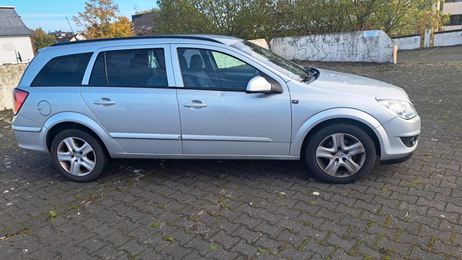 Opel Astra 2010 — photo 9
