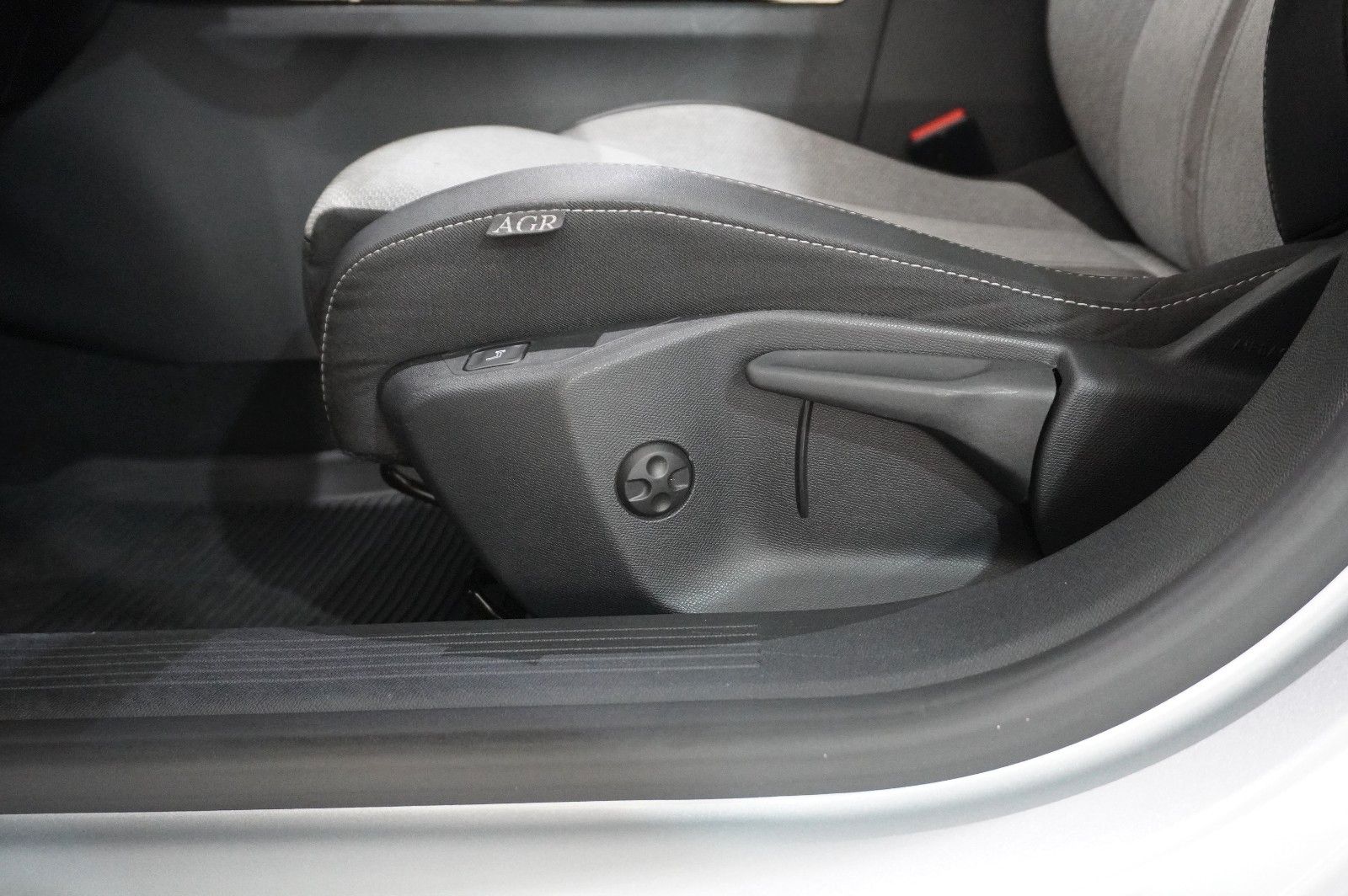Fahrzeugabbildung Opel Astra L Lim. 1.6 HYBRID ELEGANCE NAVI/LED/KAMERA