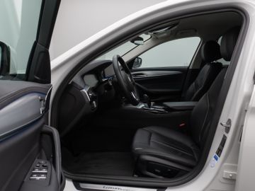 Fahrzeugabbildung BMW 520d Luxury Line Kamera HUD DAB AHK Alarm 19Zoll