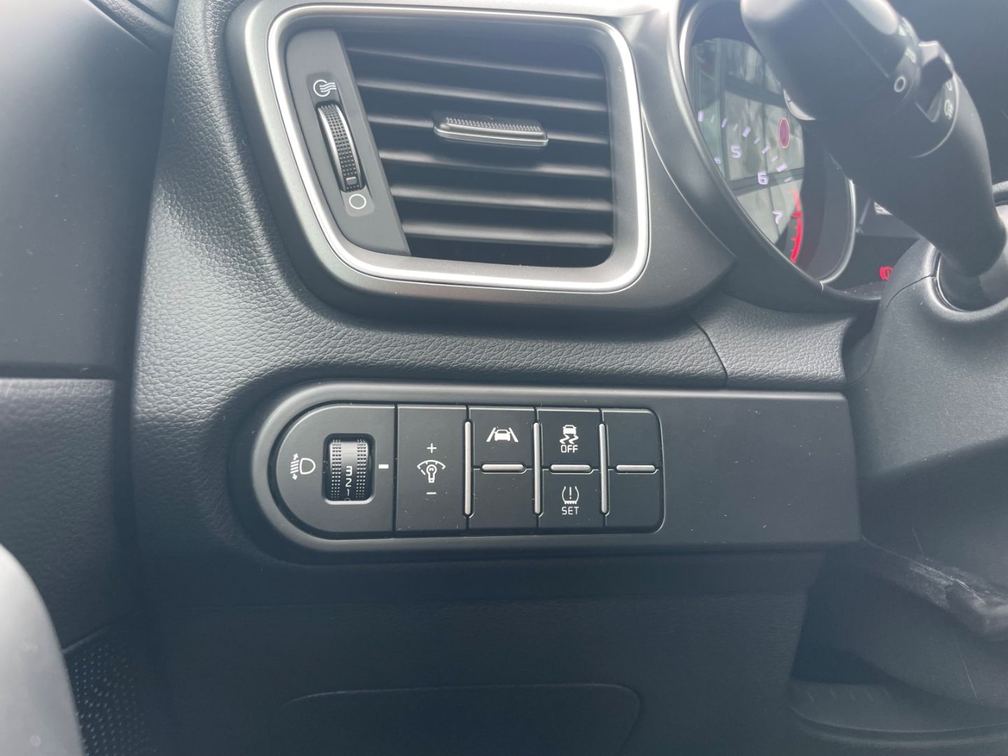 Fahrzeugabbildung Kia Ceed_sw Kamera Verkehrszeichenerk Klima Tempomat