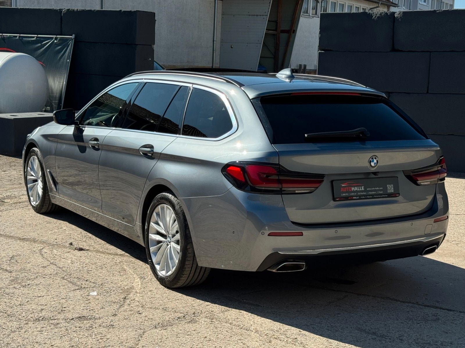Fahrzeugabbildung BMW 520i Touring Luxury Line Pano Leder HiFi CAM AHK