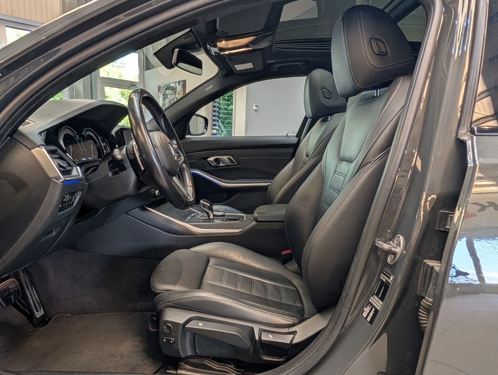 Fahrzeugabbildung BMW 320 i M Sport Navi Shadow*HUD*LED*TEMPO*PANO*AHK