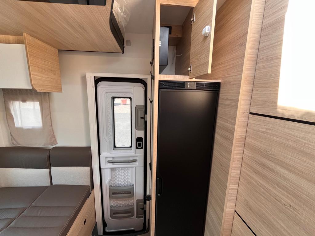 Challenger 317 Ultimate Solar Markise mit Hubbett – Foto 23 von 27