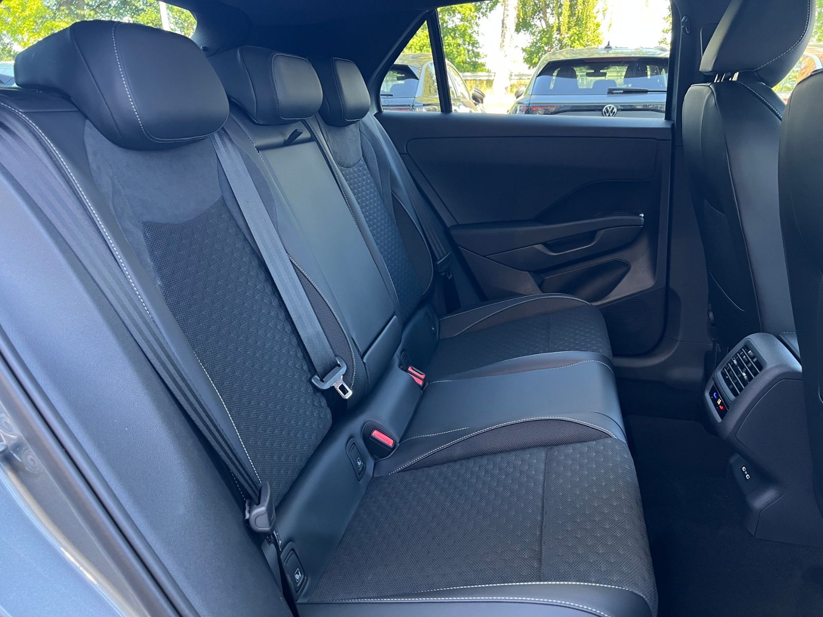 Fahrzeugabbildung Volkswagen T-Roc R-Line 1.5 eTSI DSG *BlackStyle,IQ-Light,N