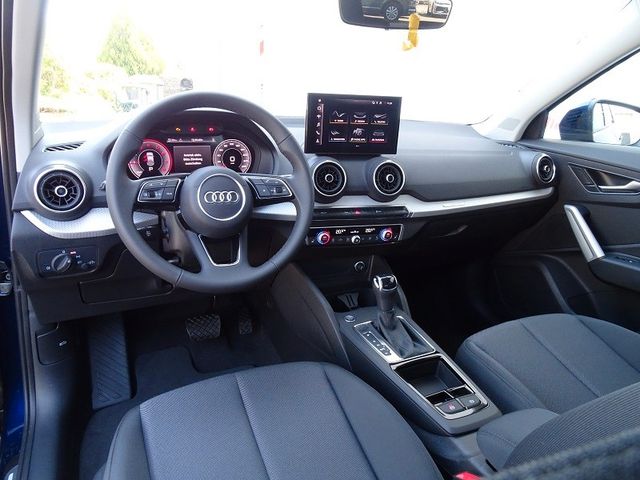 Q2 35TFSI S-tronic advanced / Optikpaket schwarz