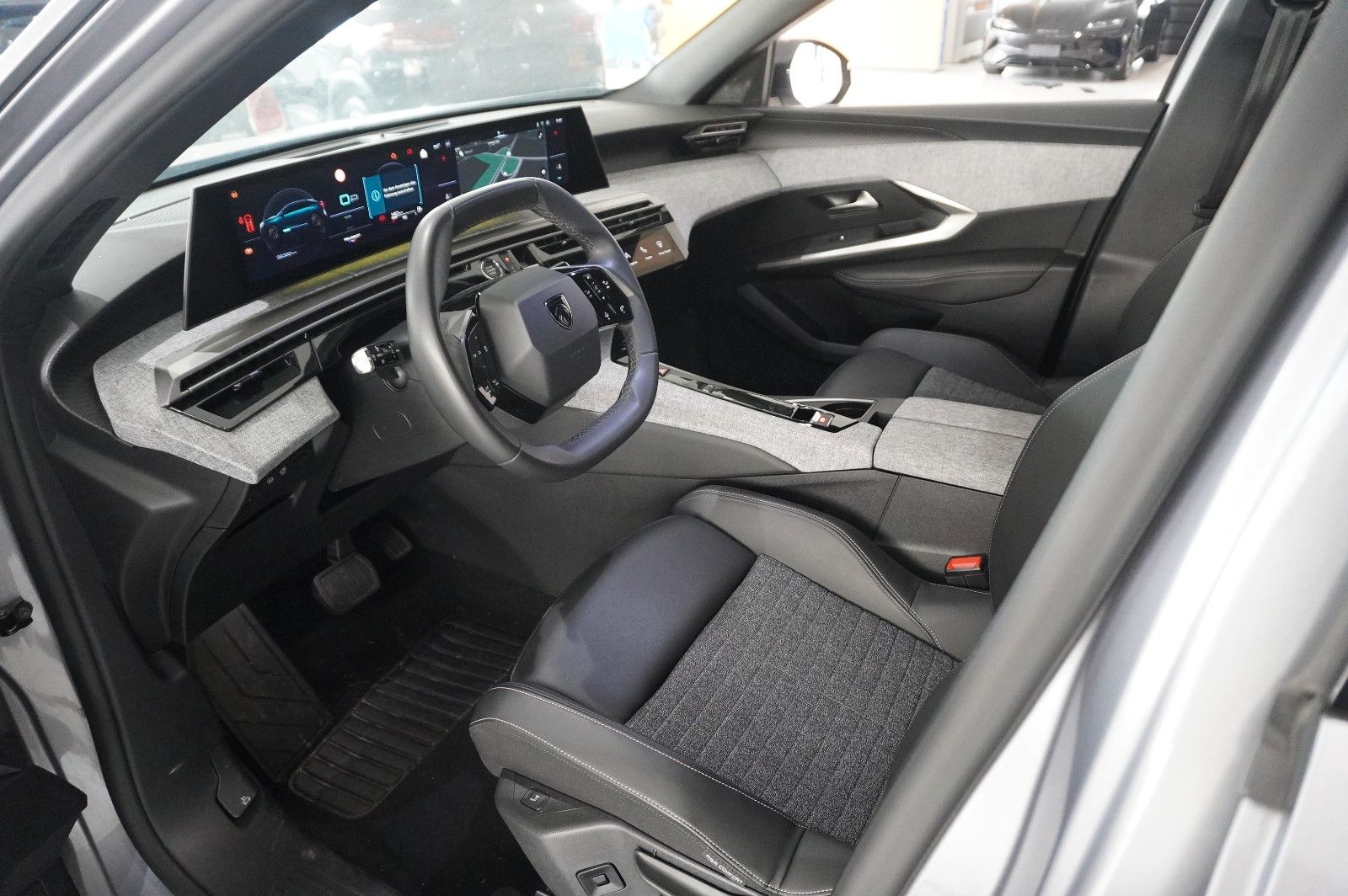 Fahrzeugabbildung Peugeot 3008 Hybrid 145 ALLURE NAVI/LED/360°/SPORT/DAB+