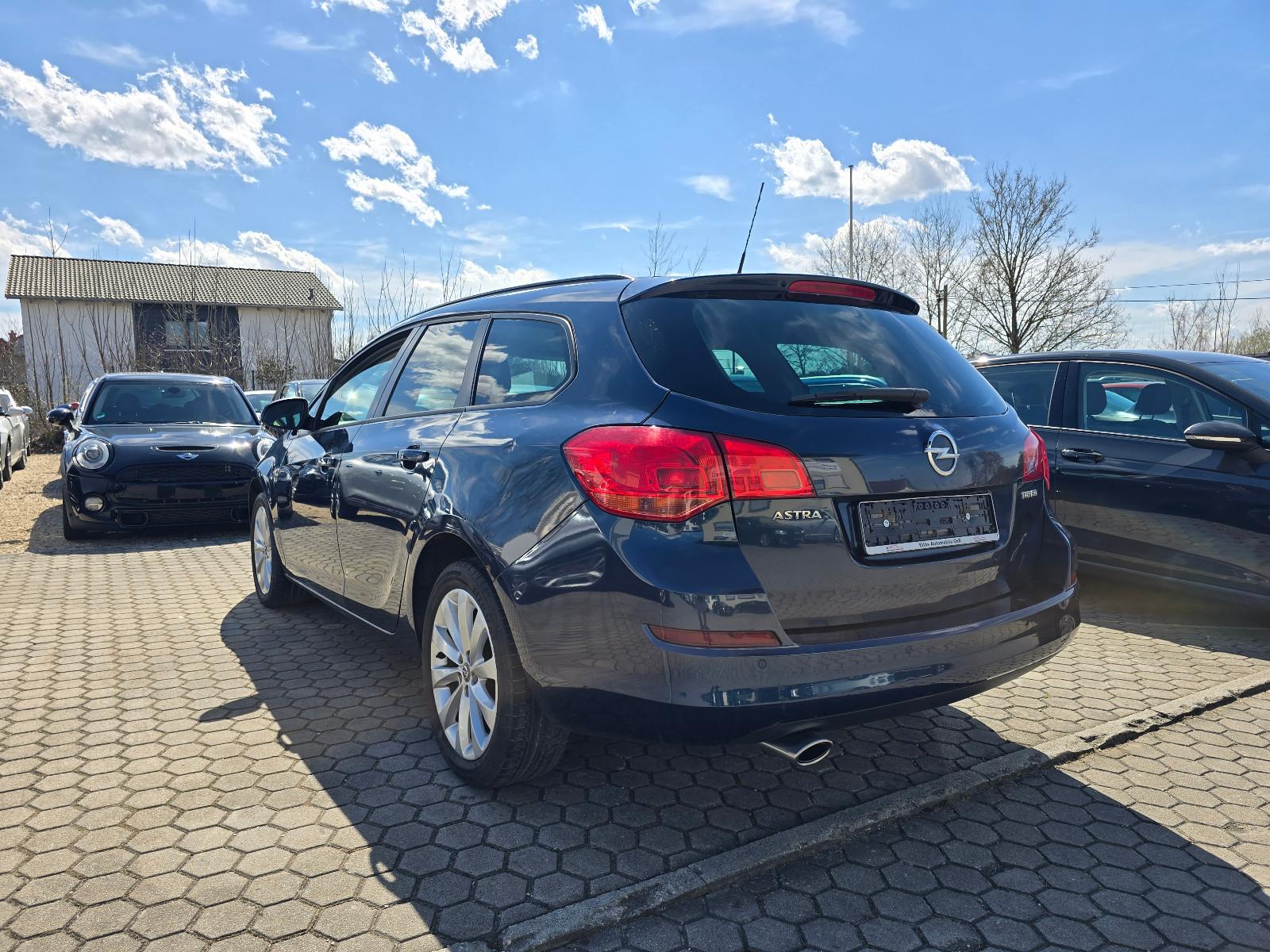 Opel Astra 2012 — interior