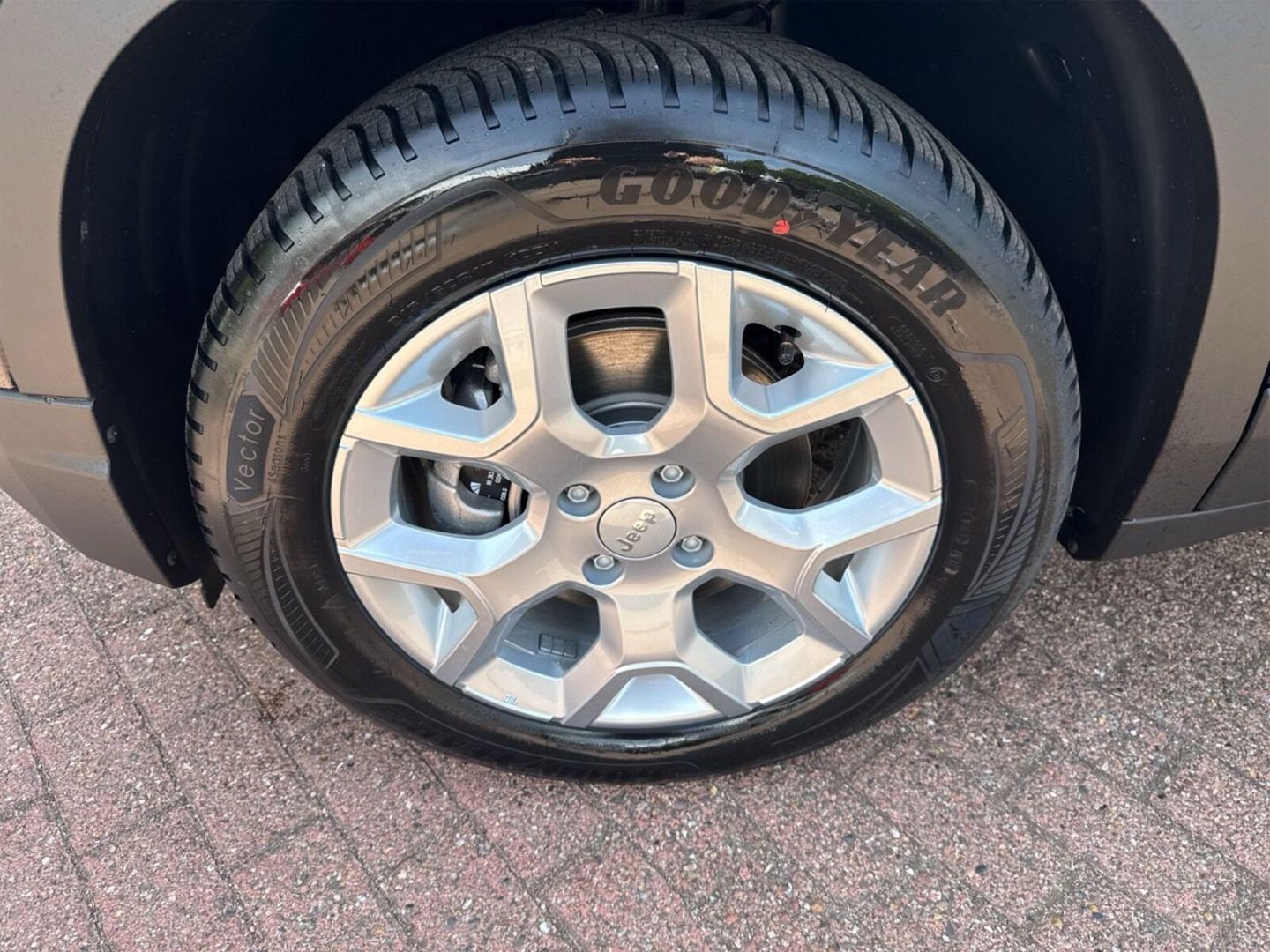 Fahrzeugabbildung Jeep Avenger Altitude Winterpaket Infotainment Paket