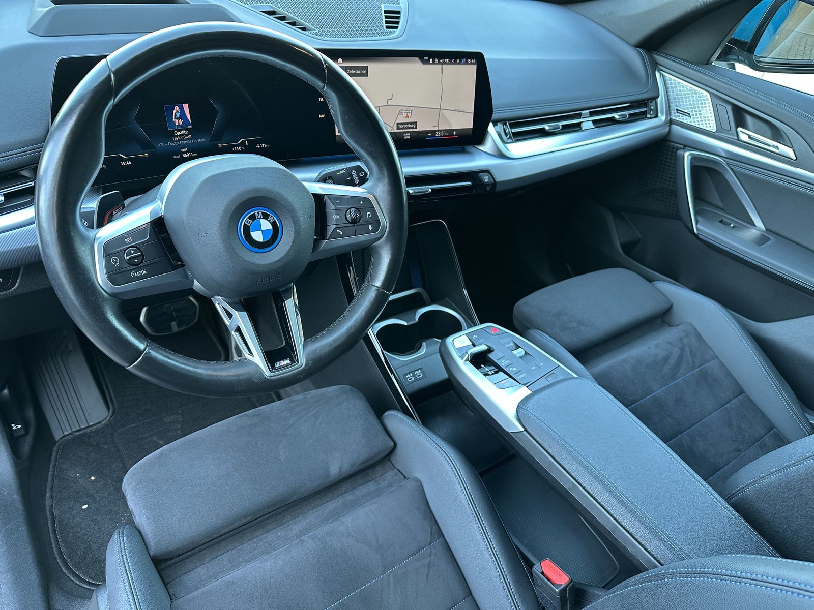 Fahrzeugabbildung BMW iX1 30 xDrive M-Sport NAV+LED+PANO+AHK+19ZO+360°