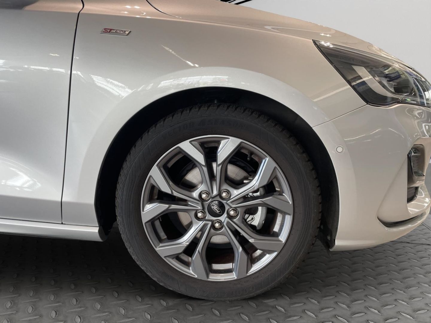 Fahrzeugabbildung Ford Focus Turnier ST-Line X HUD AHK-abnehmbar Navi