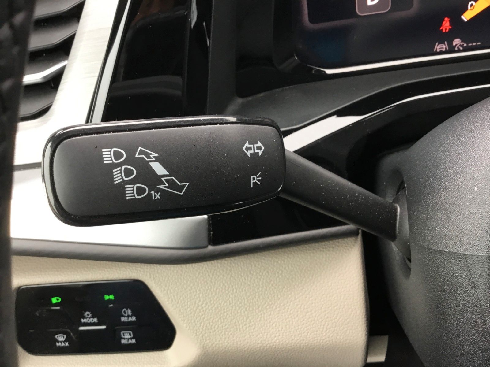 Fahrzeugabbildung Volkswagen T7 Multivan Life TDI DSG LÜ+AHK+ACC+LED+Leder