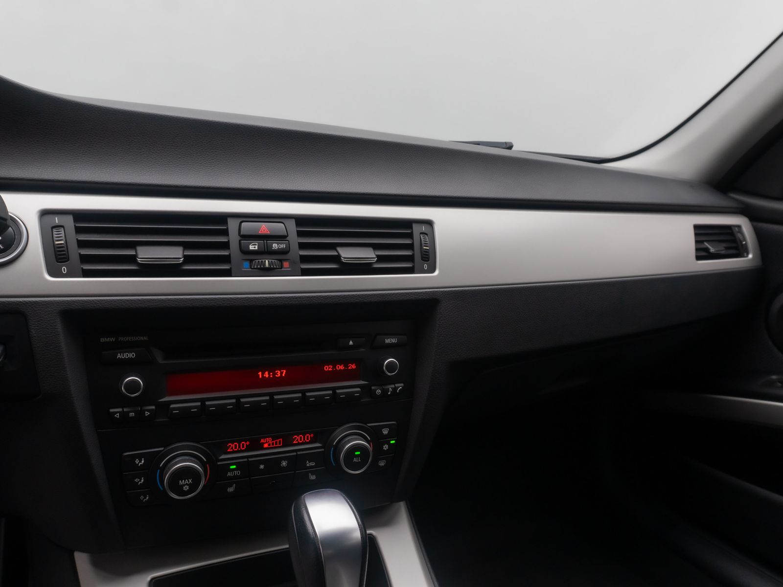 Fahrzeugabbildung BMW 318d GeschwindigReg KlimaAut PDC AHK Nebelschein