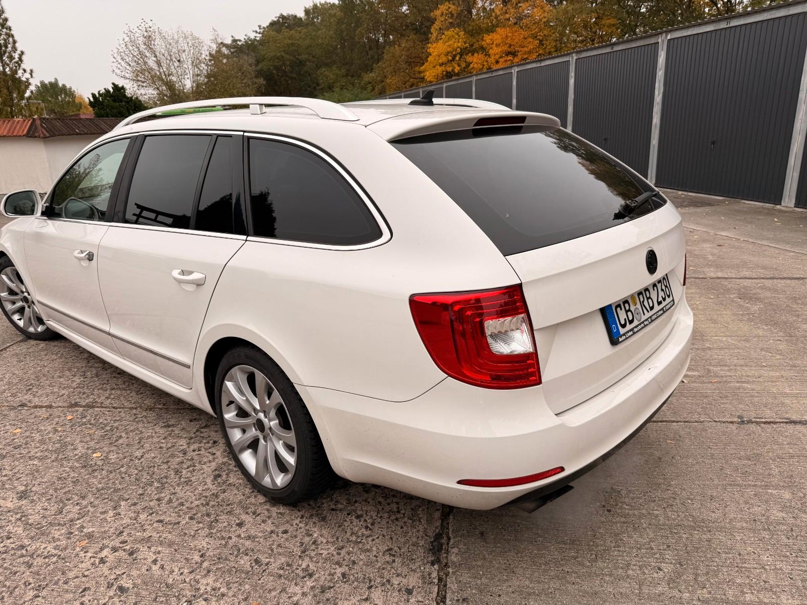 Skoda Superb 2014 — вигляд ззаду