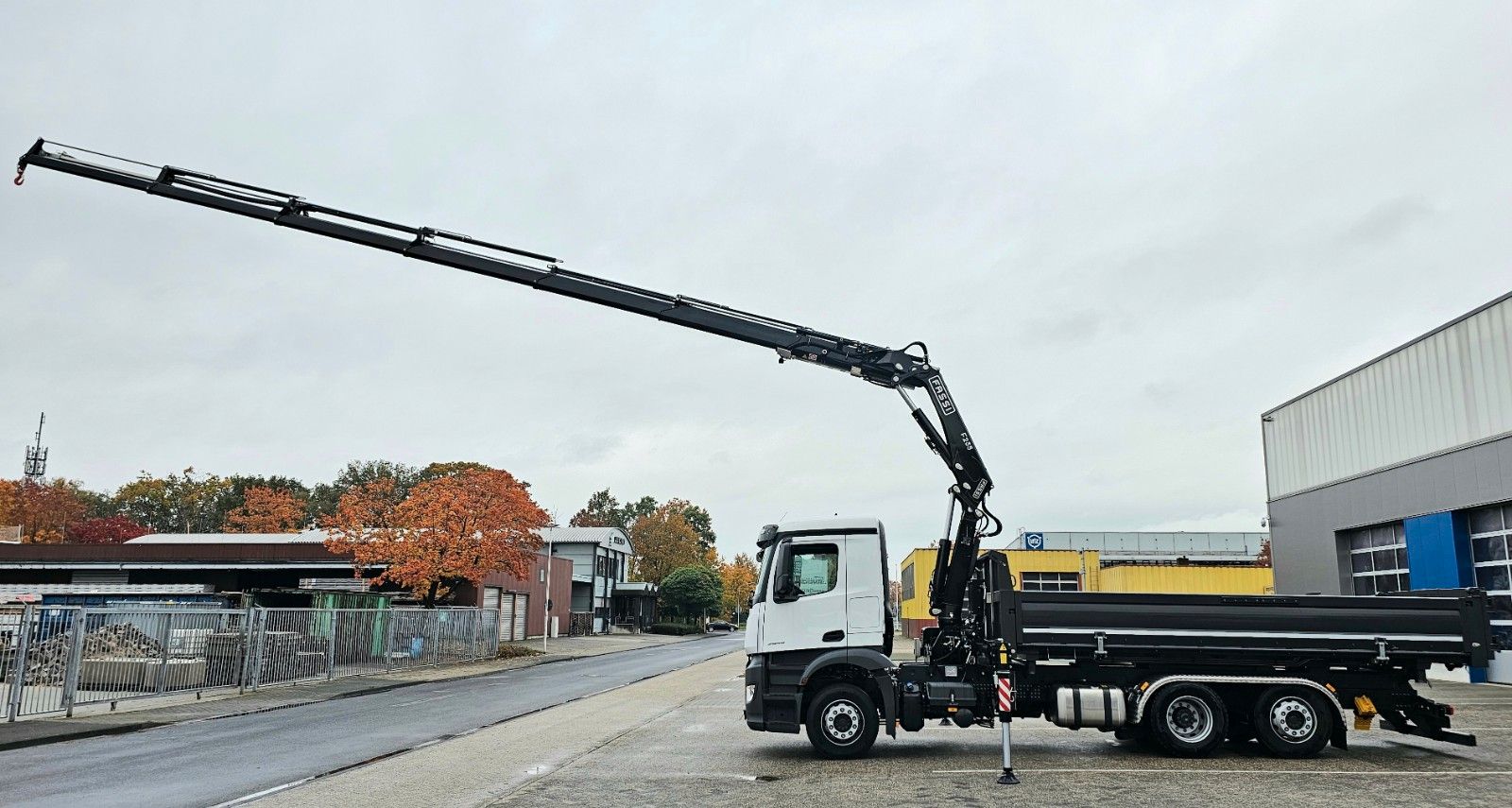 Fahrzeugabbildung Mercedes-Benz Actros 2545 Kipper mit FASSI 235 -6 / Lenkachse