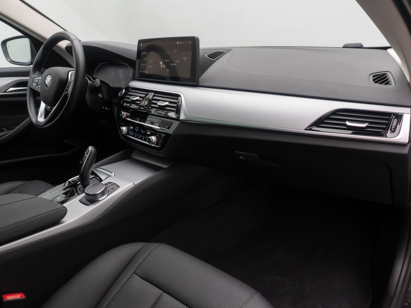 Fahrzeugabbildung BMW 520d DAB Kamera AHK Panorama HUD Leder Standheiz