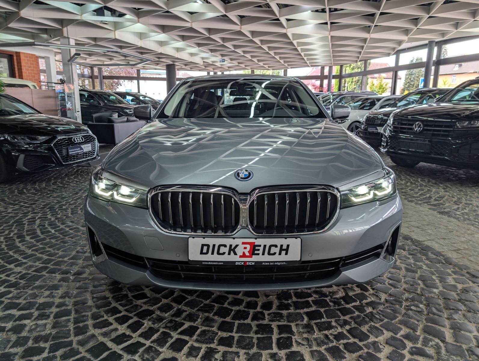 Fahrzeugabbildung BMW 530 e Luxury Line HEV AHK LED LEDER SHZ SoH 97%
