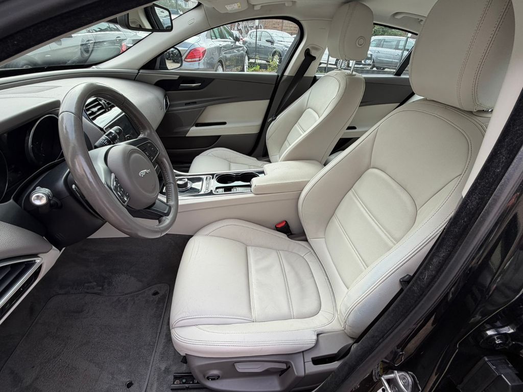 Jaguar XE 20d 180PS Automatik*Leder*Navi*Xenon