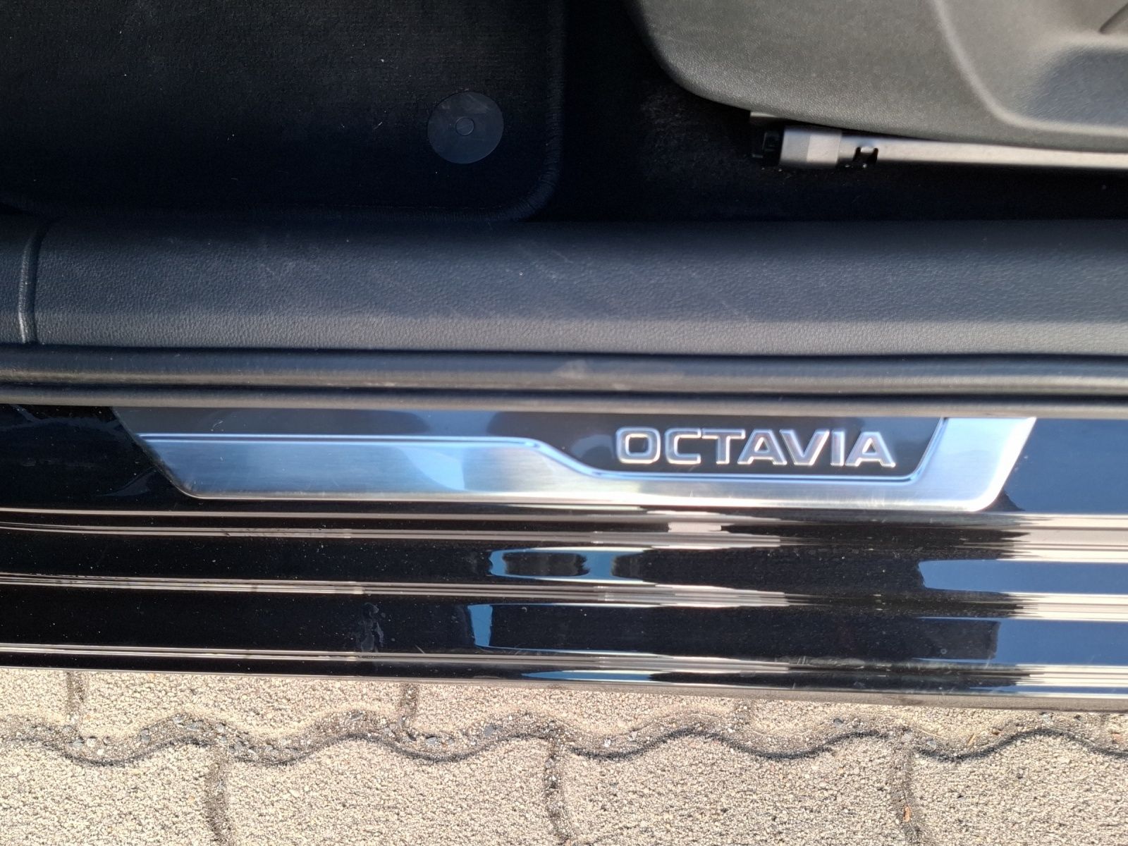 Fahrzeugabbildung SKODA Octavia Combi TDI Sportline DSG LED Navi HUD VC