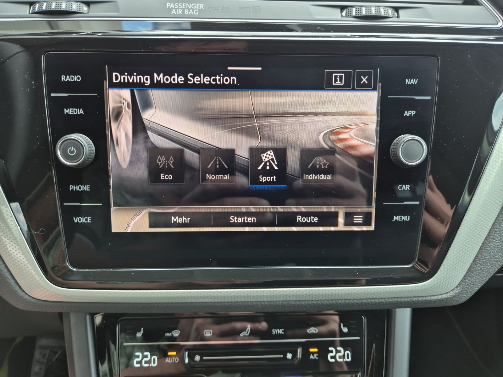 Fahrzeugabbildung Volkswagen Touran TSI Move 7-Si AHK Navi AID ACC PDC SH LM