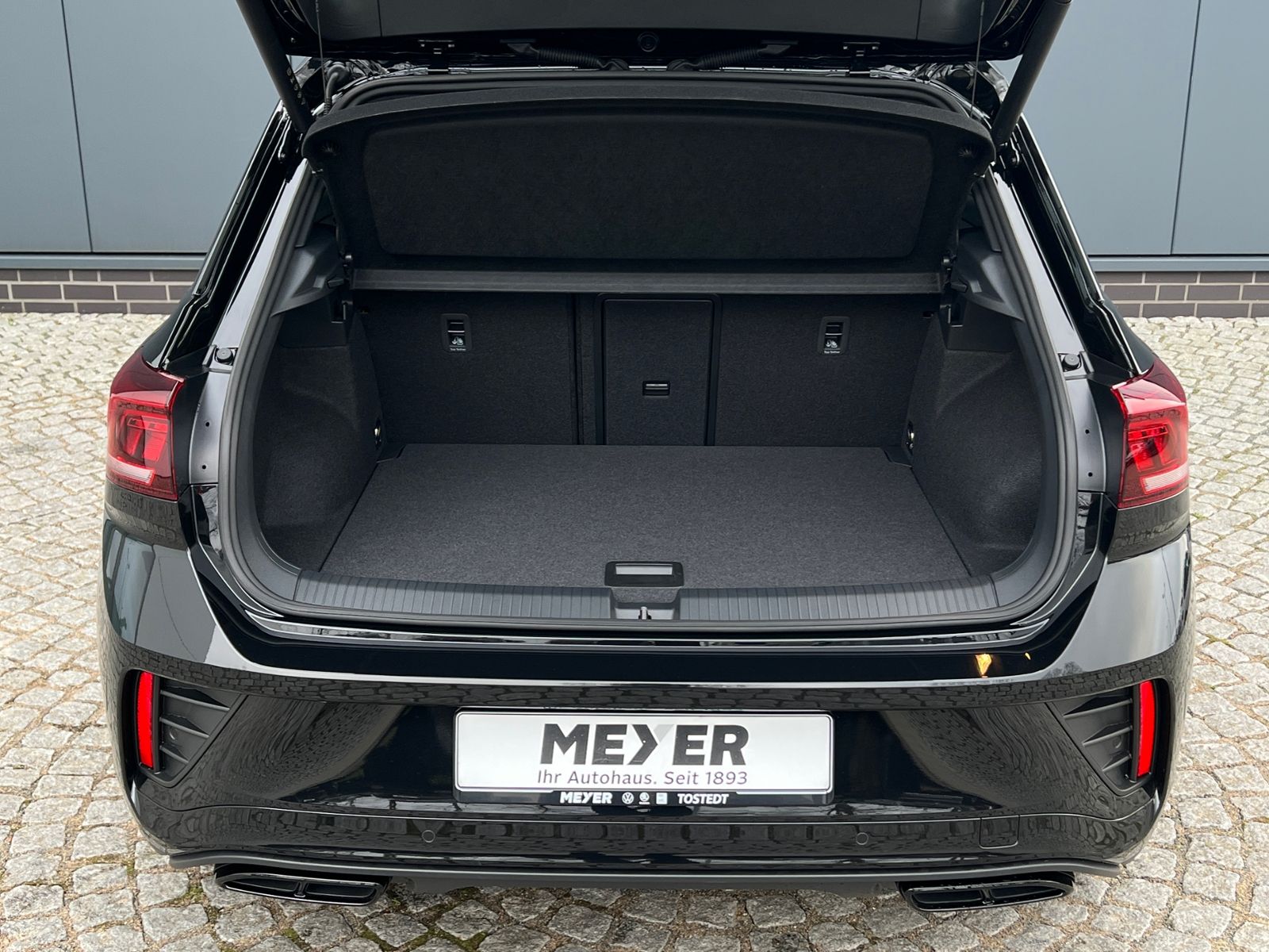 Fahrzeugabbildung Volkswagen T-Roc R-Line 1.5 TSI DSG *AHK, Pano, Black Style