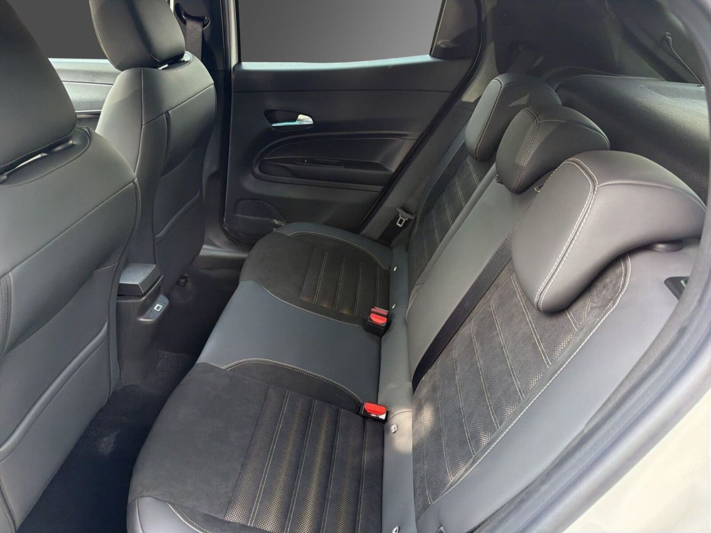 Fahrzeugabbildung Alfa Romeo Junior Ibrida Sport Speciale 1,2 VGT 107kW MY26