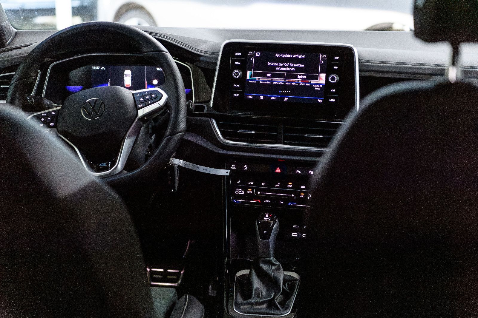 Fahrzeugabbildung Volkswagen T-Roc R-Line 1.5 TSI DSG LED+AHK+NAVI+ACC+KAMERA