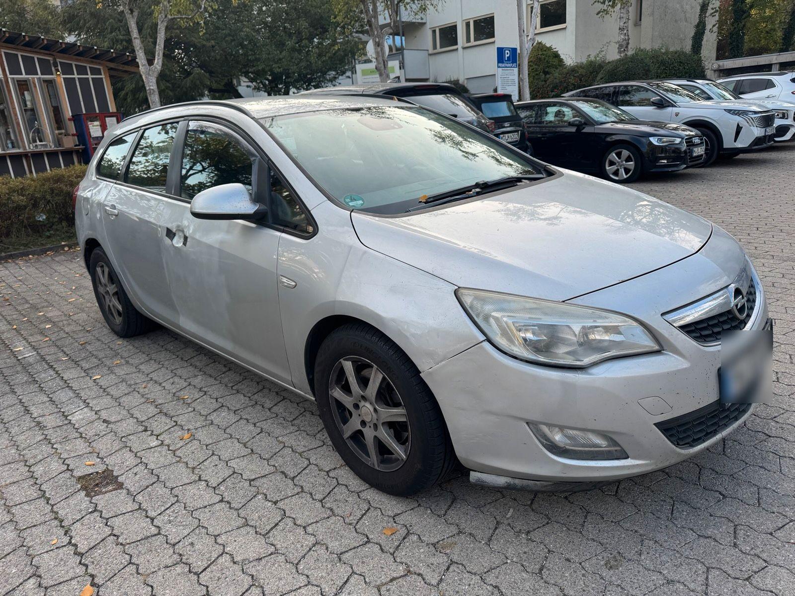 Opel Astra 2012 — interior