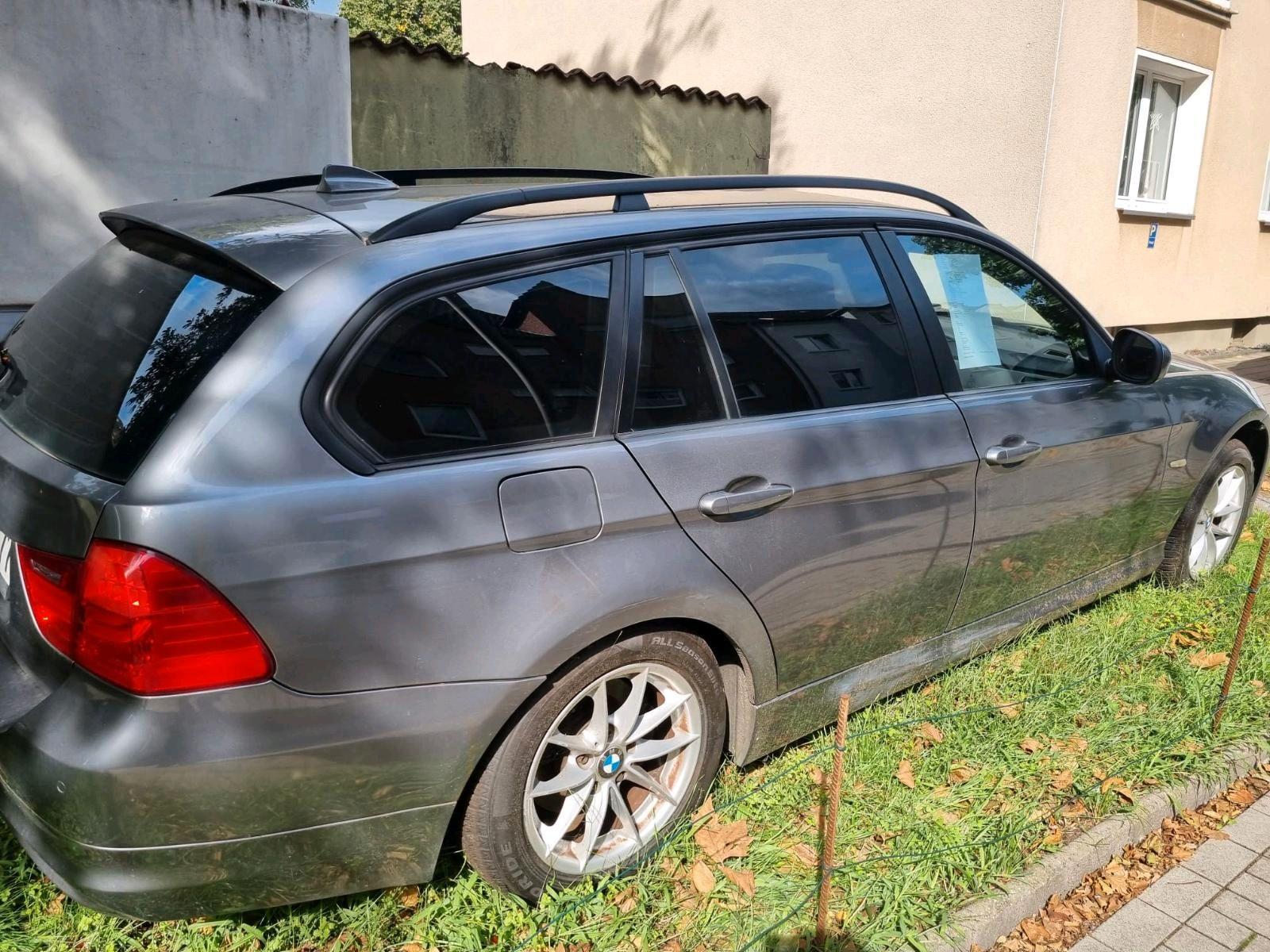 BMW 318 2009 — rear view