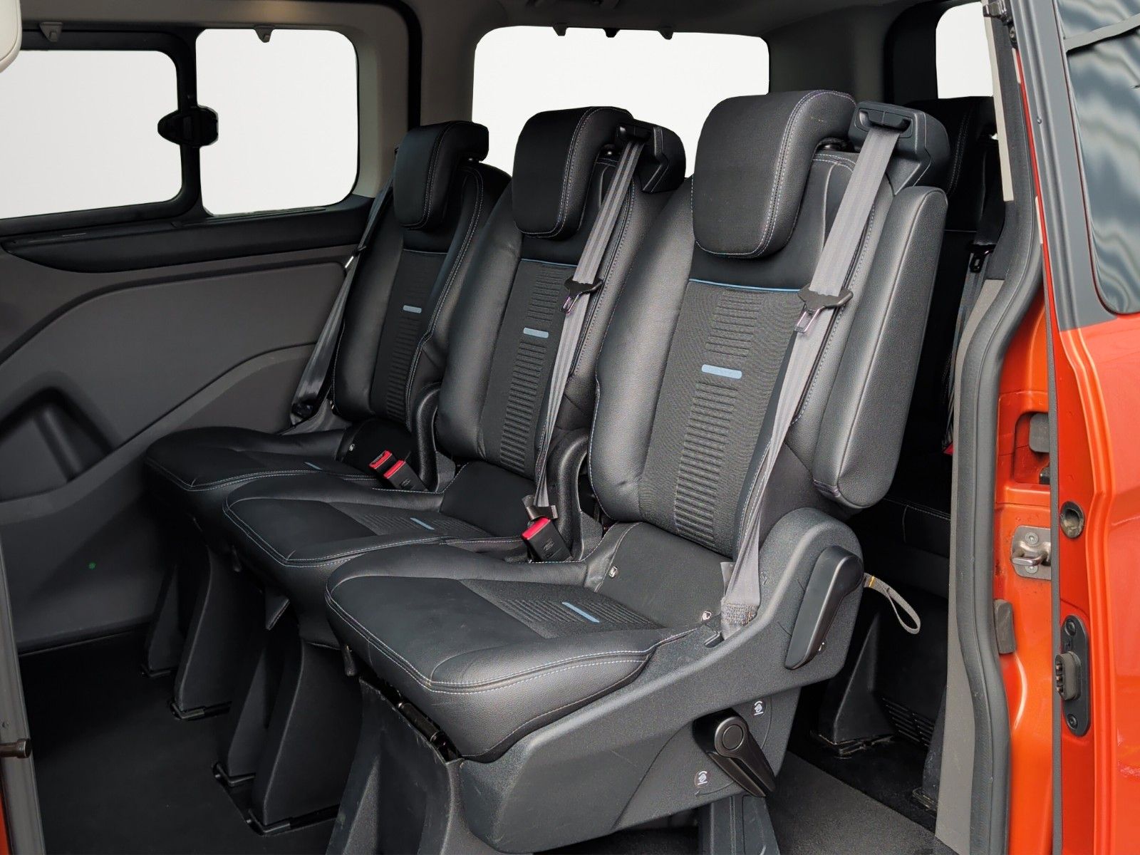 Fahrzeugabbildung Ford TOURNEO CUSTOM 320 L1 ACTIVE STHZ AHK KAM ASSIST