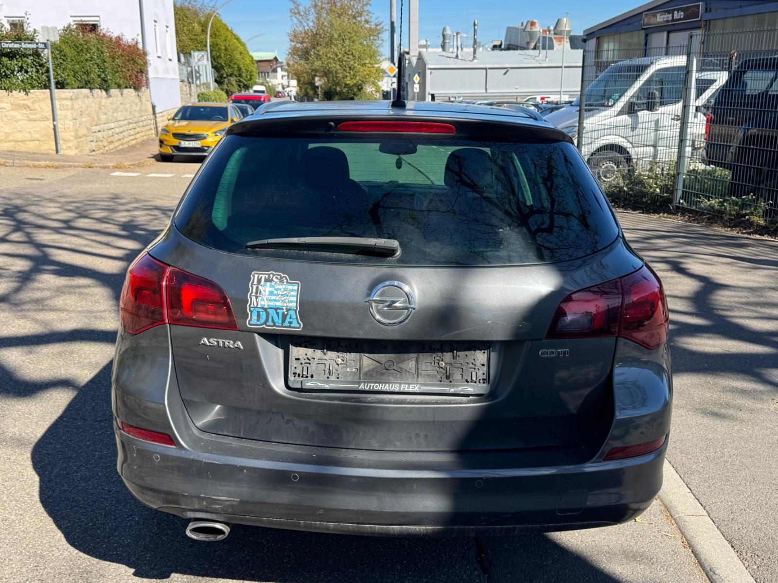Opel Astra 2011 — photo 6