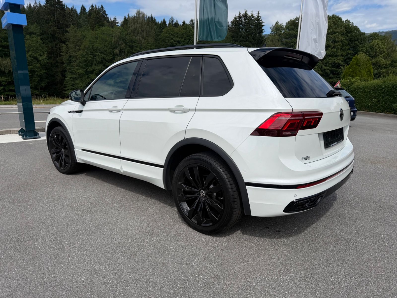 Volkswagen Tiguan 2.0 TDI 4M Black|Pano|StHz|DCC|AHK|Matrix imagem 3