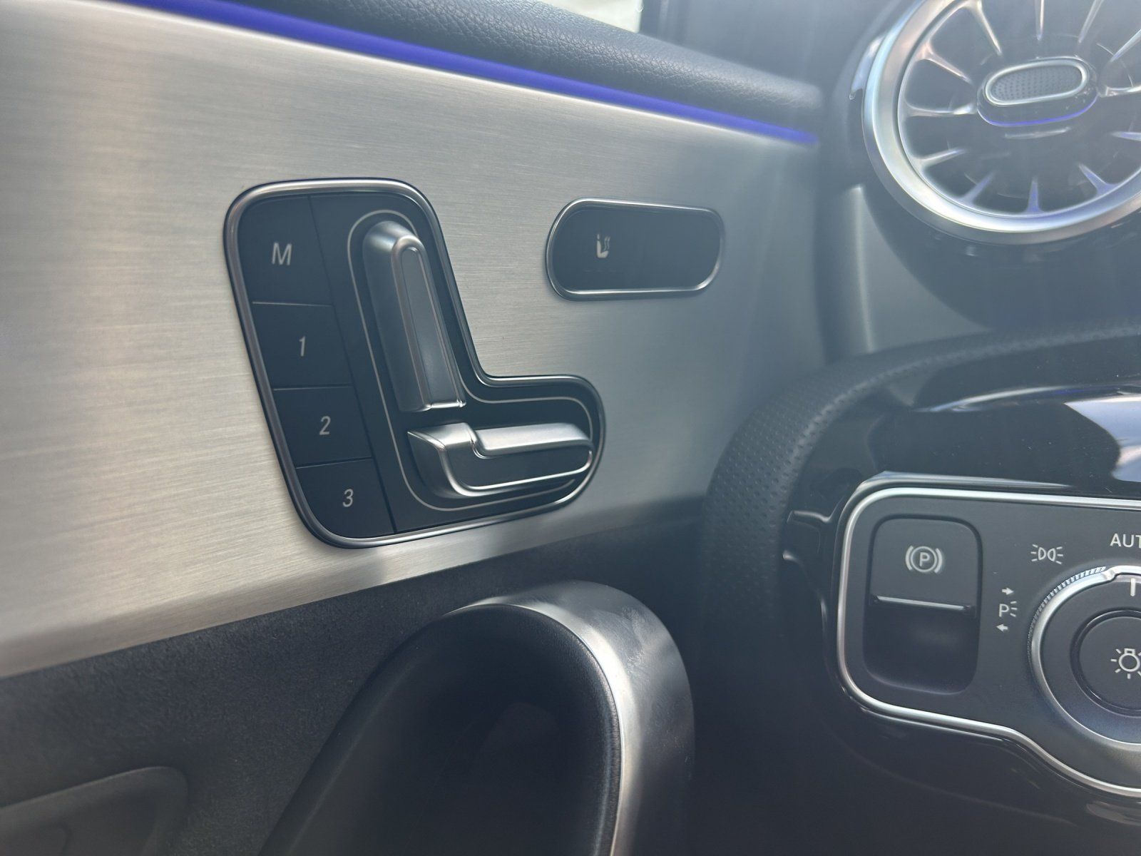 Fahrzeugabbildung Mercedes-Benz A 220 d 4M AMG Pano Kamera Totwinkel Parktronic