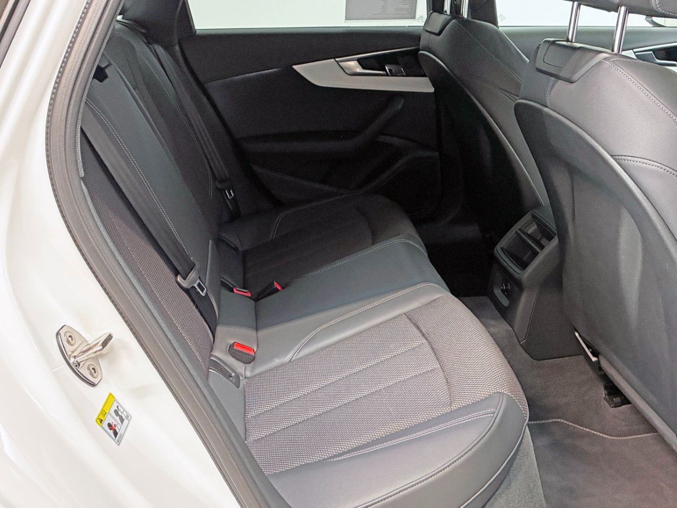 Audi A4 Avant 40 2.0 TDI quattro S-Line AHK StandHeiz foto 10