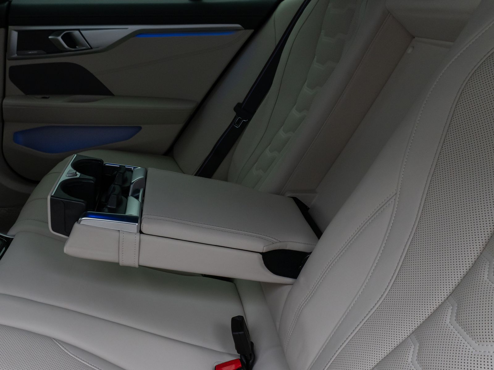 Fahrzeugabbildung BMW 840d xD Gran Coupè Laser 360°HUD SoftCl DisplKey