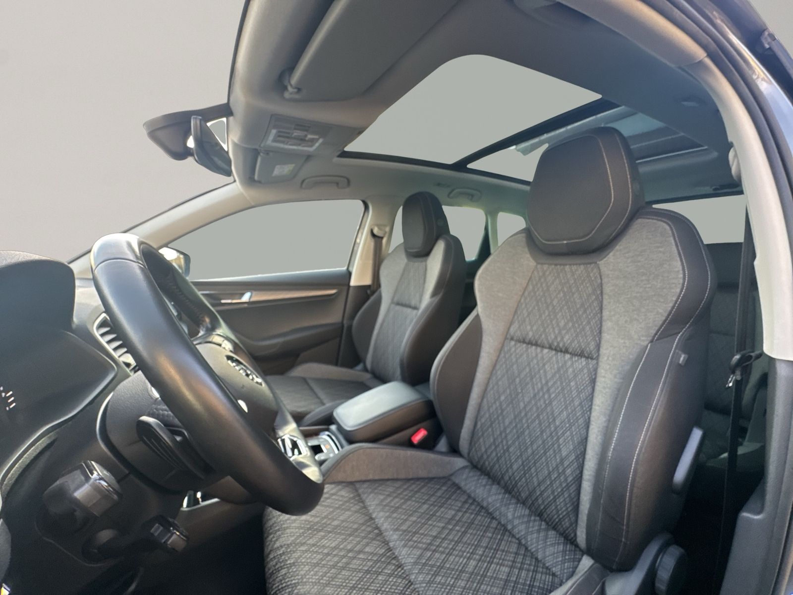 Karoq 2.0 TDI Style 4x4, AHK, PANO, Standheizung