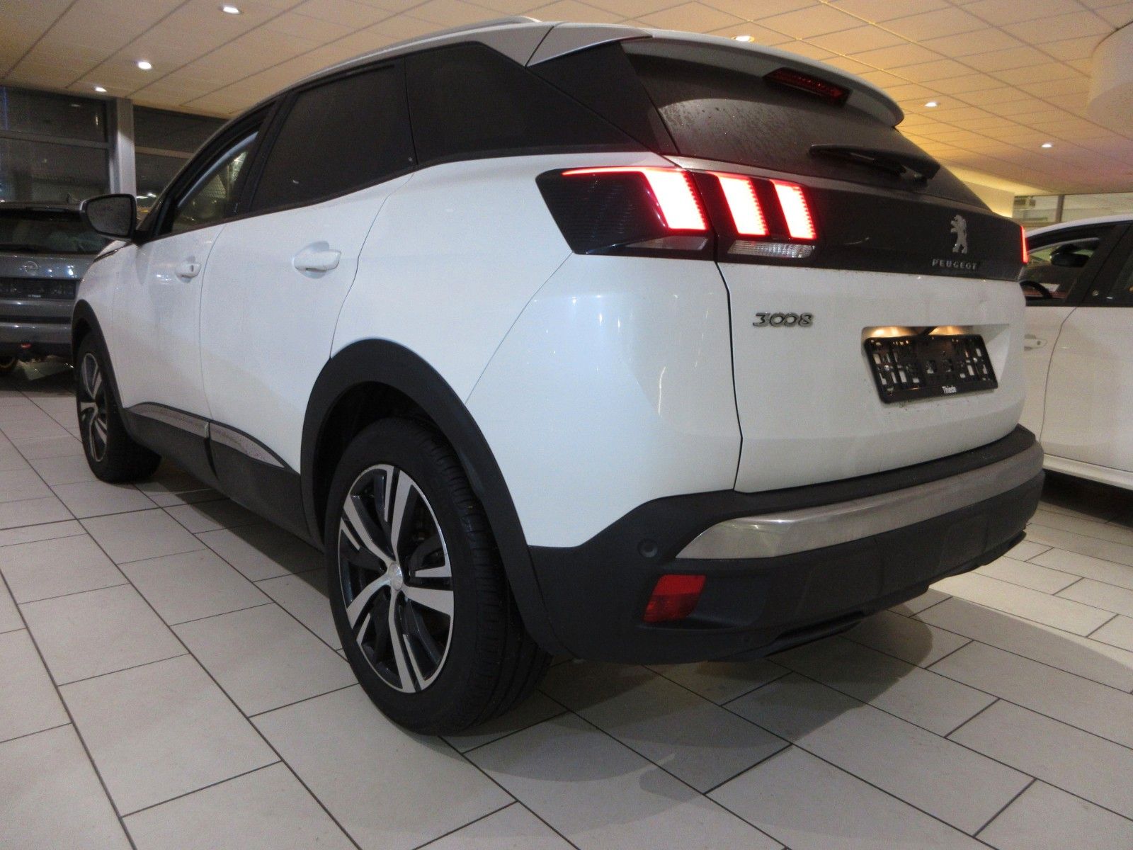 Fahrzeugabbildung Peugeot 3008 Allure 1.2T LED/NAVI/PDC/R´CAM/KEYLESS