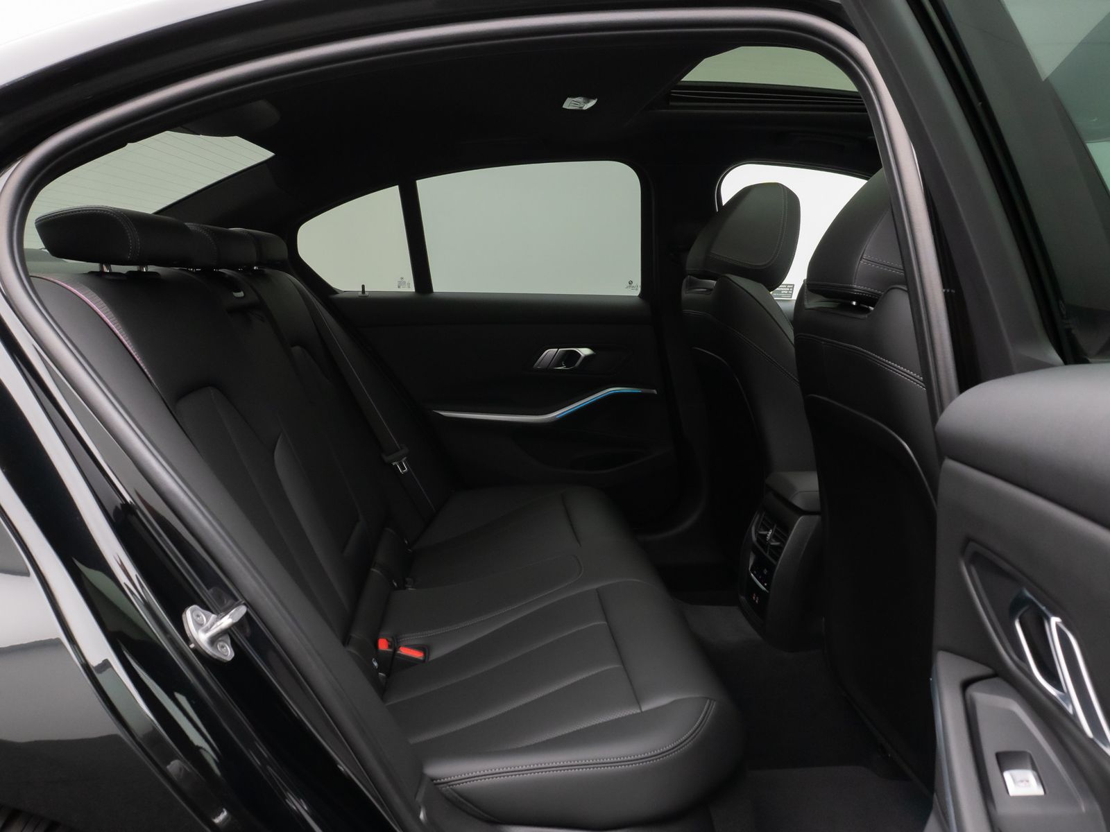 Fahrzeugabbildung BMW 320i M SportPro Glasdach Kamera HUD DAB HiFi 19"