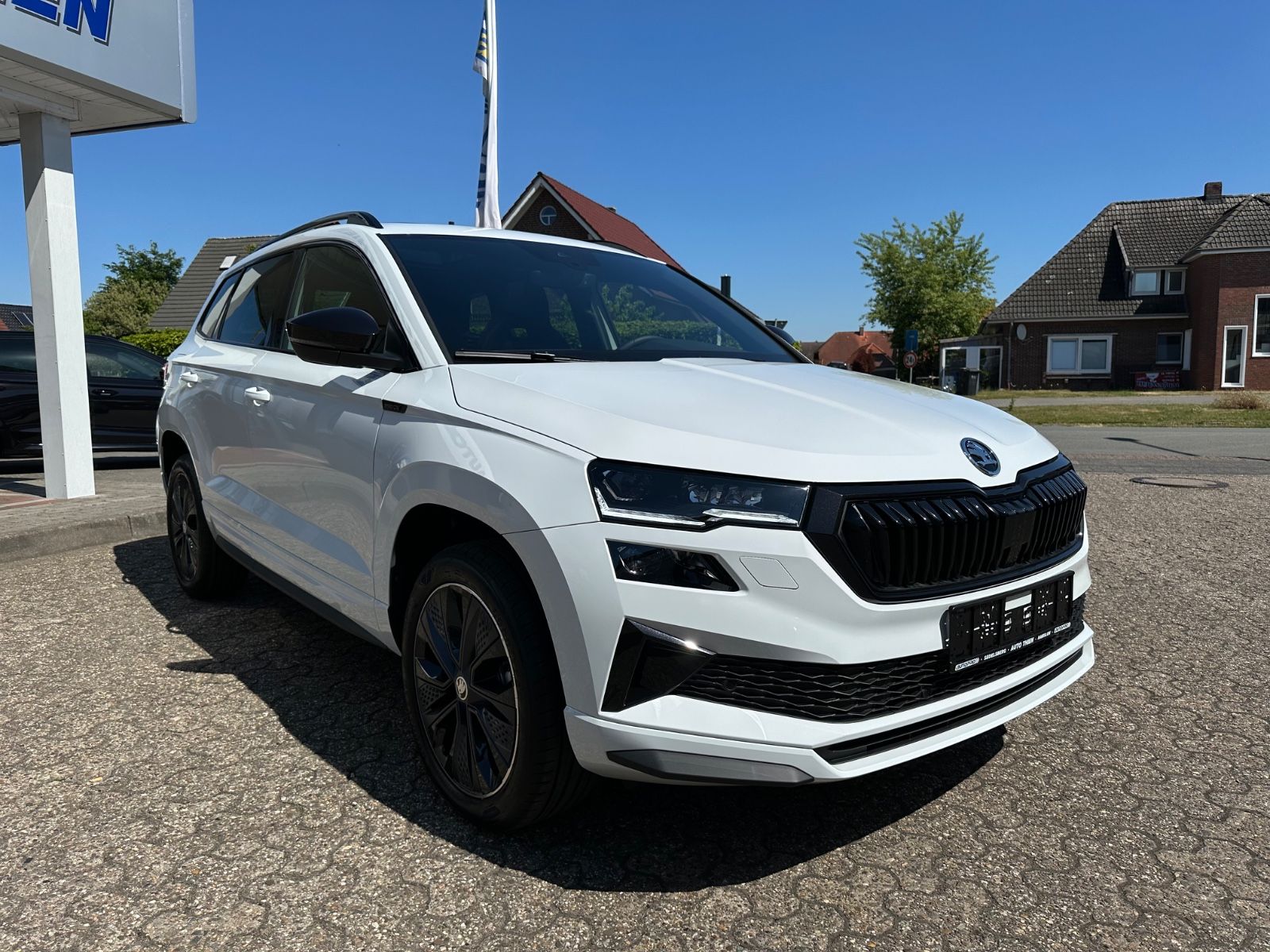 Fahrzeugabbildung SKODA Karoq 1.5 TSI Sportline DSG Pano/AHK/Navi/Matrix