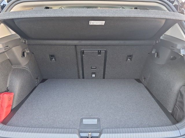Fahrzeugabbildung Volkswagen Golf VIII TSI Move Kamera Navi LED VC