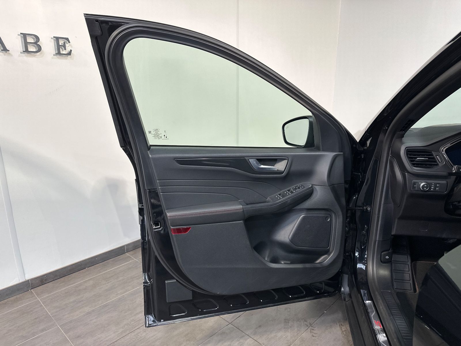 Fahrzeugabbildung Ford Kuga 2.5 Duratec FHEV ST-LINE X NAV+LED+AHK+HUD