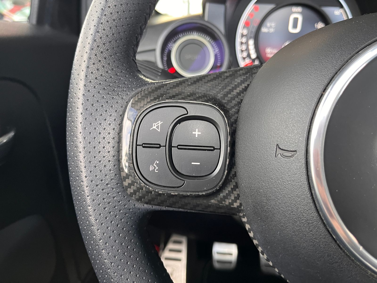 Fahrzeugabbildung Abarth 695C Cabrio KLIMA NAV BEATS LEDER