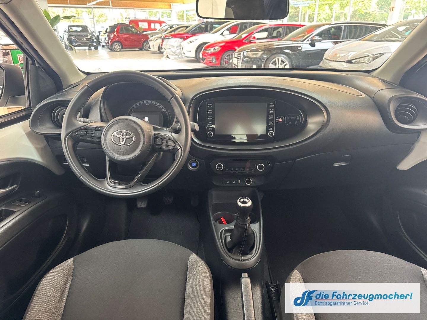Fahrzeugabbildung Toyota Aygo X Play Apple CarPlay Android Auto Mehrzonen