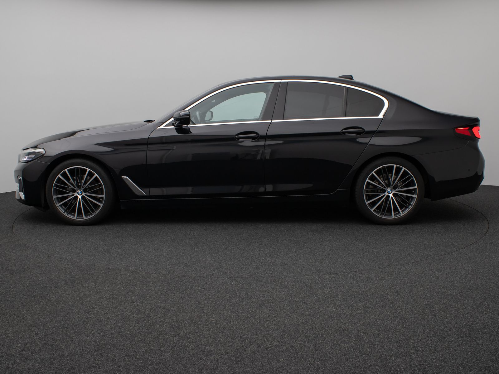 Fahrzeugabbildung BMW 520d Luxury Line Glasdach Kamera HUD DAB H/K 19"