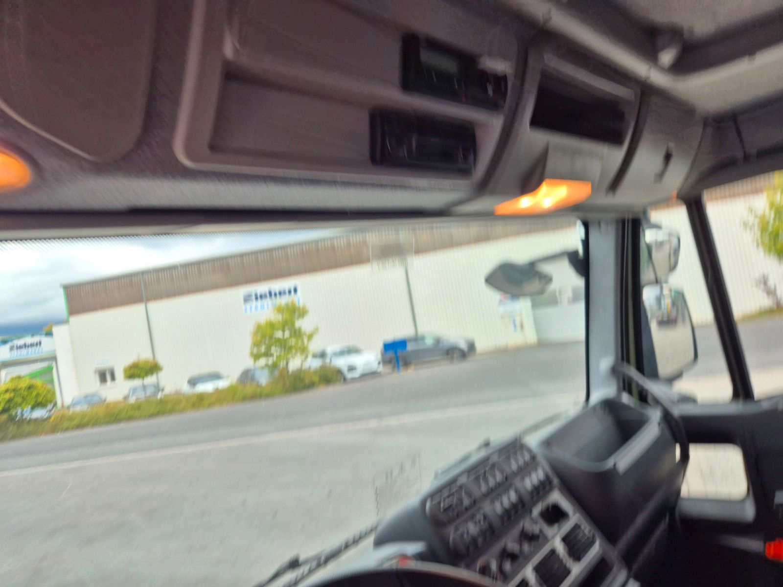 Fahrzeugabbildung Iveco Eurocargo ML100E22WM-BW 4x4 Pritsche L-Haus Bett