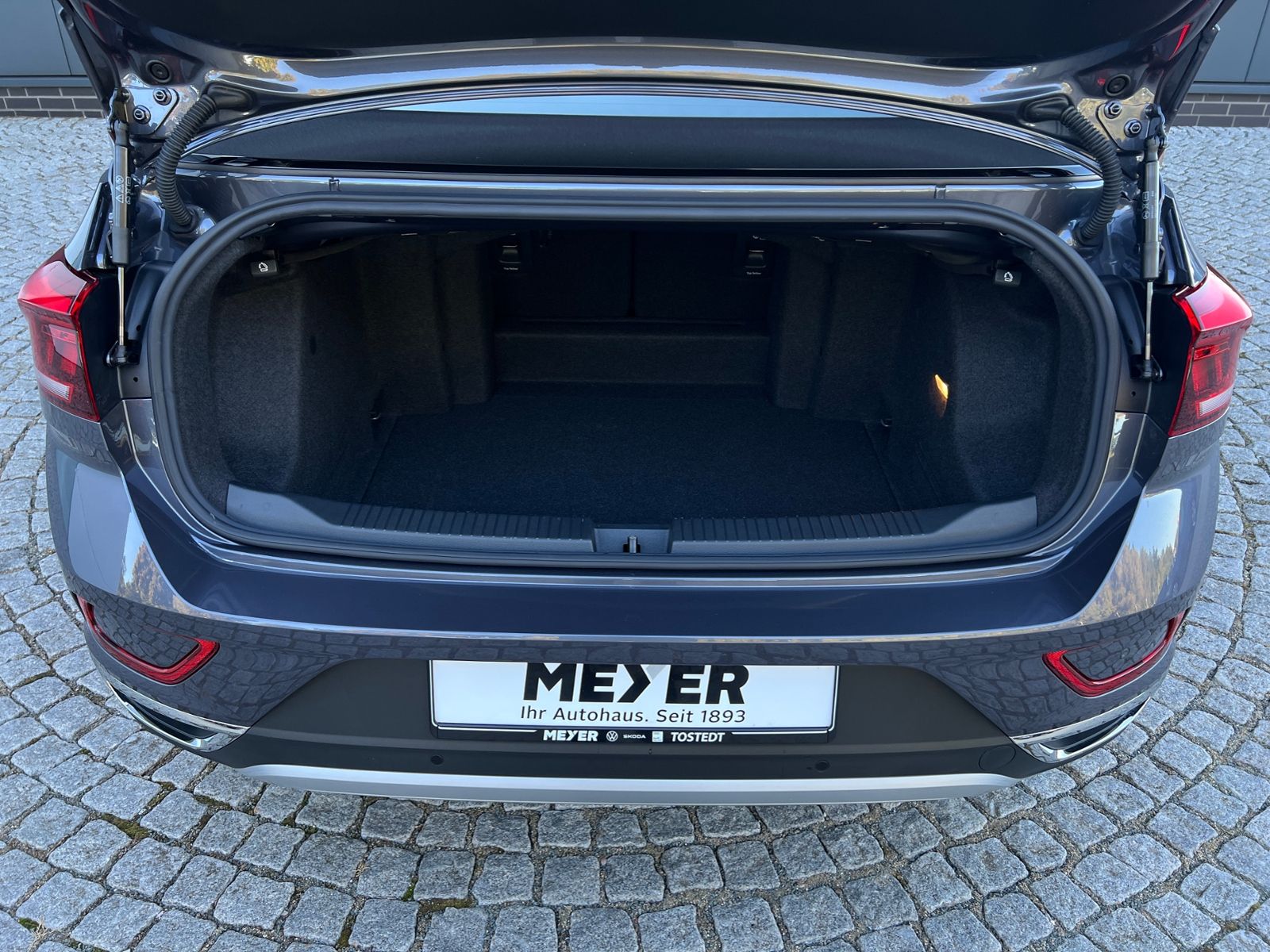 Fahrzeugabbildung Volkswagen T-Roc Cabriolet 1.5 TSI DSG *AHK, LED, Black Sty