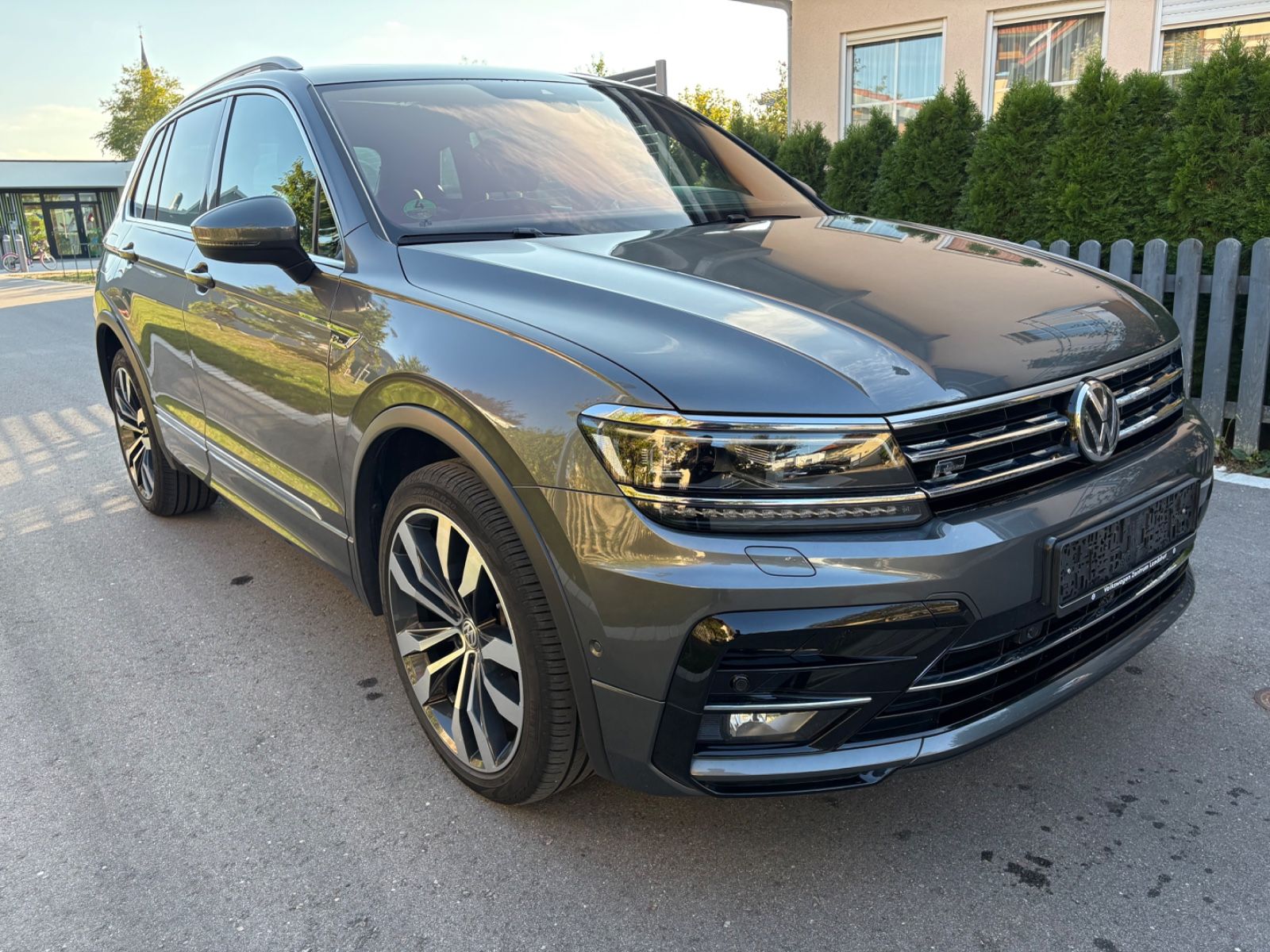 Volkswagen Tiguan High/R-Line 4Motion AHK/Pano/Scheckheft