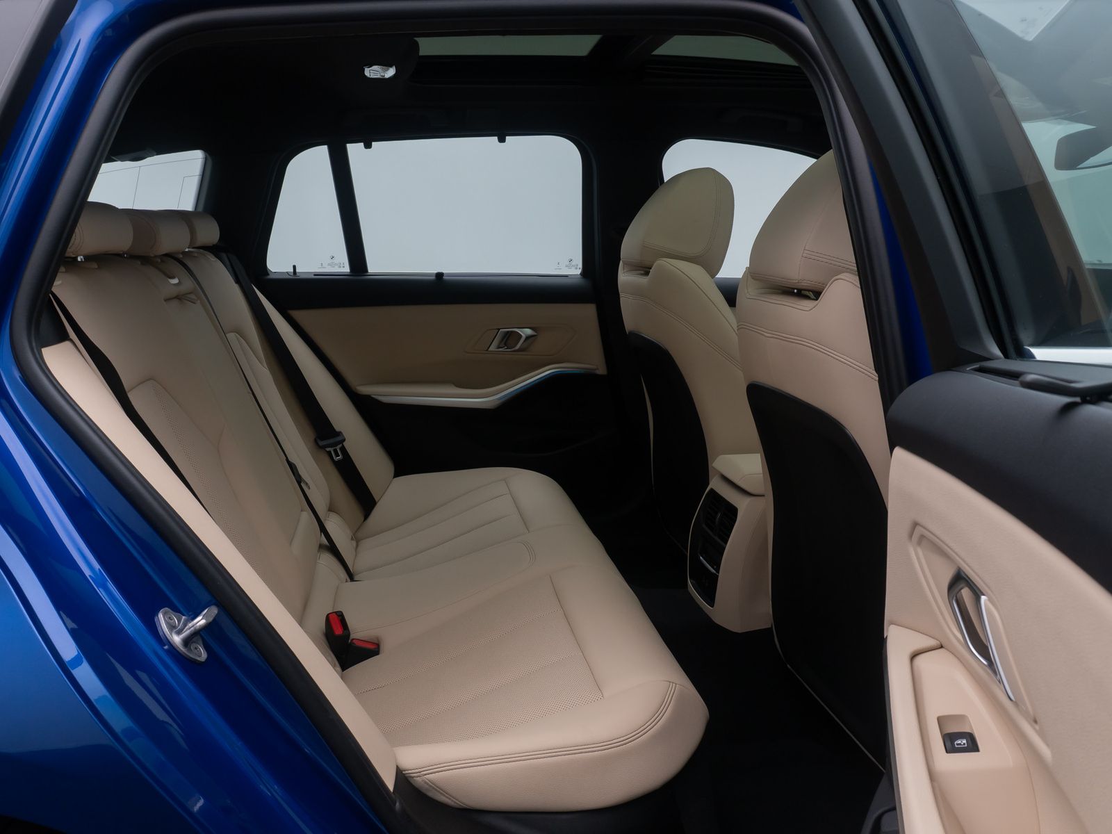 Fahrzeugabbildung BMW 330e xD  M Sport Panorama Kamera HUD DAB HiFi